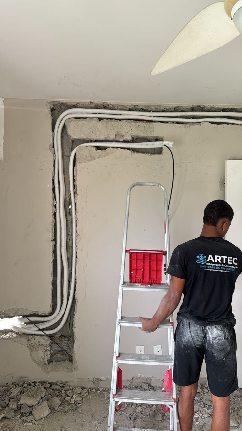 Equipe da ARTEC passando a tubulação de ar condicionado embutida na parede