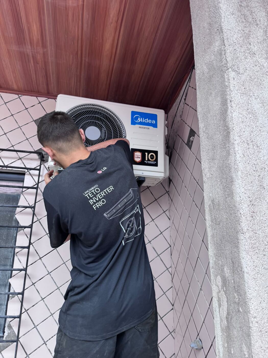 Técnico instalando condensadora Midea inverter