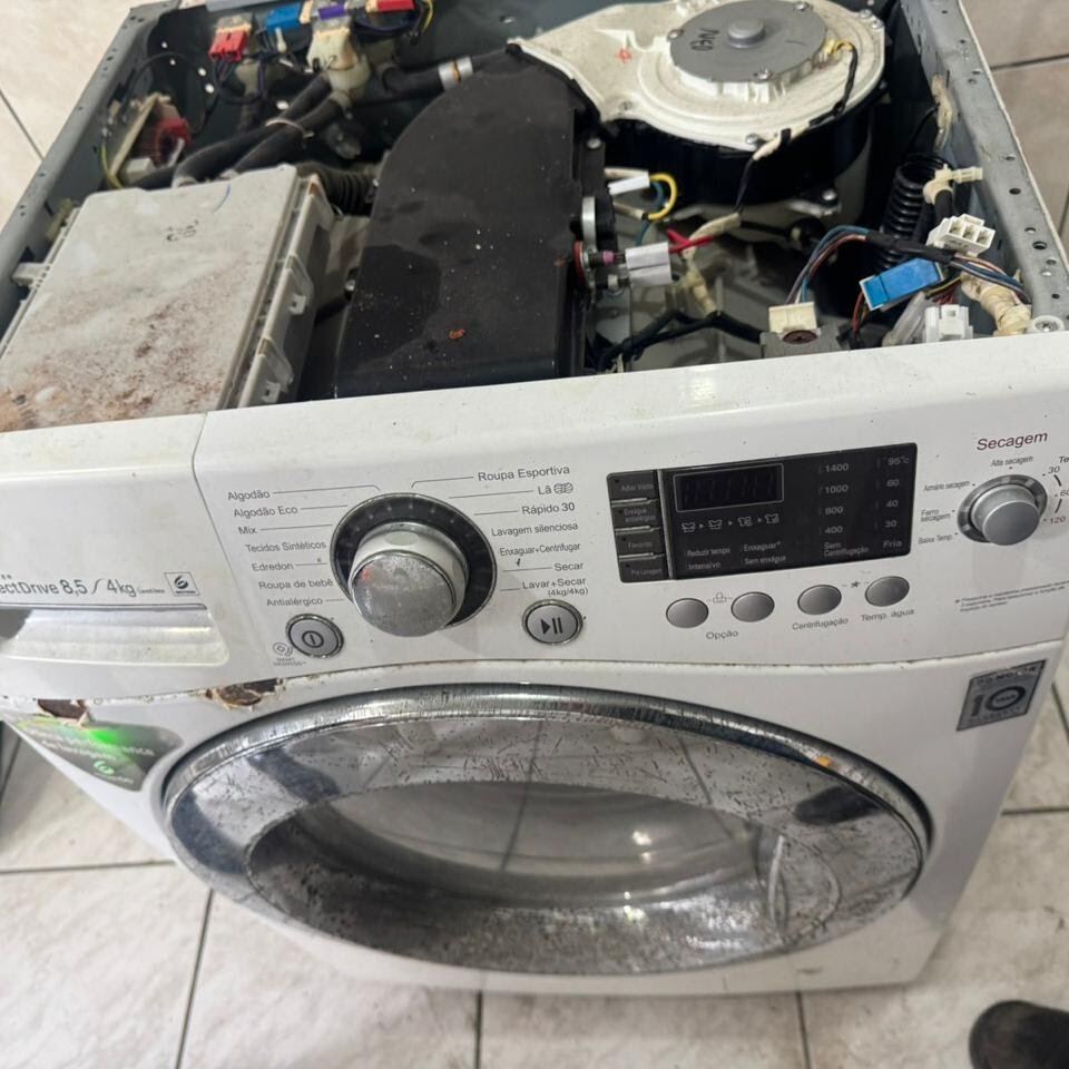 Lavadora de roupas aberta para conserto