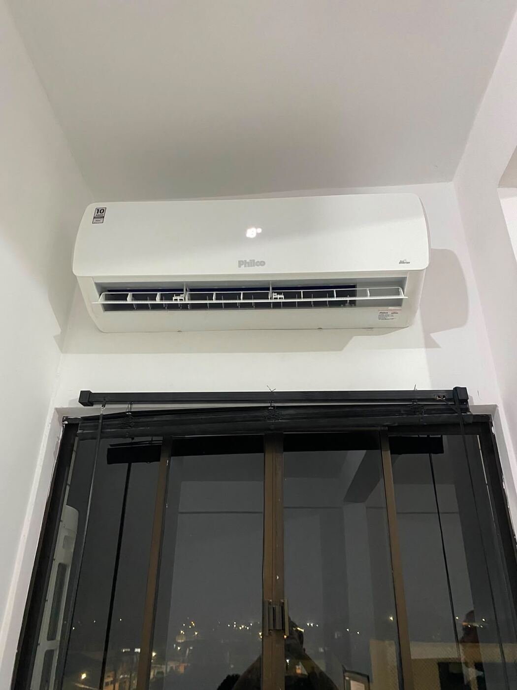 Split Philco instalado sobre porta de vidro